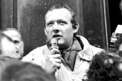 08.03.1989  Krakow  W rocznice wydarzen Marca 68 na Uniwersytecie Jagiellonskim ze studentami spotkal sie Adam Michnik n/z  Adam Michnik przemawia do studentow przed UJ tem
Fot. Jacek Boron/REPORTER