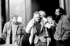 08.03.1989  Krakow  W rocznice wydarzen Marca 68 na Uniwersytecie Jagiellonskim ze studentami spotkal sie Adam Michnik n/z  wychodzacy z budynku UJ Adam Michnik Jan Ciesielski Jerzy Skoczylas
Fot. Jacek Boron/REPORTER