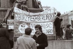 1_01-Zburzyc-mur-berlinski-10.1989-rok-fot.-Jacek-Boron-AF-FMW