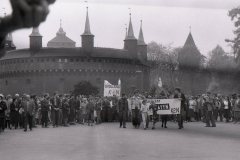 16.04.1989-r.-Cichy-marsz-w-Krakowie.-Katyn-pamietamy-fot.-Jacek-Boron-AF-FMW-21