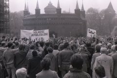 16.04.1989-r.-Cichy-marsz-w-Krakowie.-Katyn-pamietamy-fot.-Jacek-Boron-AF-FMW-25