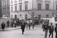 16.04.1989-r.-Cichy-marsz-w-Krakowie.-Katyn-pamietamy-fot.-Jacek-Boron-AF-FMW-31