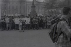 16.04.1989-r.-Cichy-marsz-w-Krakowie.-Katyn-pamietamy-fot.-Jacek-Boron-AF-FMW-6