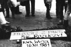 16.12.1987r.-Krakow.-Pikieta-Pikieta-czlonkow-KPN-i-FMW-w-rocznice-pacyfikacji-kopalni-Wujek-w-1982-roku-3