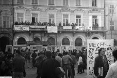 Walka-o-kamienice-Rynek-Glowny-1990-r.-fot.-Piotr-Lepkowski-4