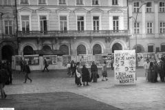 Walka-o-kamienice-Rynek-Glowny-1990-r.-fot.-Piotr-Lepkowski-5