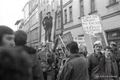 23.021989-r.-Armia-radziecka-z-toba-od-dziecka-happening-krakowskich-studentow-fot.-Artur-Grzybczyk-AF-FMW-13