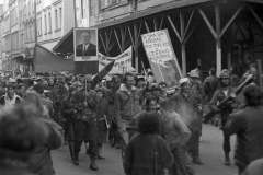 23.021989-r.-Armia-radziecka-z-toba-od-dziecka-happening-krakowskich-studentow-fot.-Jacek-Boron-AF-FMW-13