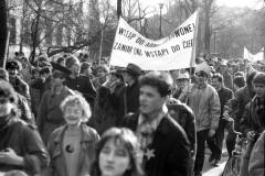 23.021989-r.-Armia-radziecka-z-toba-od-dziecka-happening-krakowskich-studentow-fot.-Jacek-Boron-AF-FMW-4